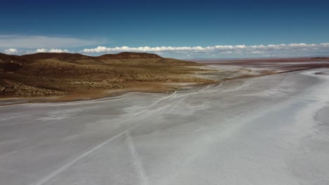 Überflug-über-Weite-Hochaltiplano-Landschaft-Am-Salzsee-Von-Uyuni,-Bolivien