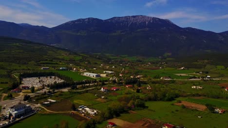 Vistas-Aéreas-Panorámicas-De-Latsoudi,-Grecia,-Cerca-De-Livadias-A-Lo-Largo-De-La-Autopista-Eo48.