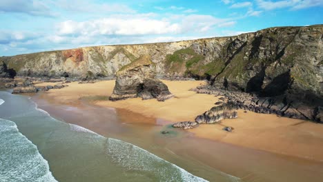 Bedruthan-Steps-with-Golden-Sands-Along-the-Cornish-Coastline-on-a-Summers-Day