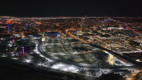 Denver-Innenstadt-I25-Autobahn-Verkehr-Luftdrohne-Verschneit-Winter-Abend-Dunkel-Nacht-Stadt-Lichter-Landschaft-Colorado-Filmisch-Anamorph-Elitch-Gärten-Ball-Arena-Kreis-Links-Bewegung