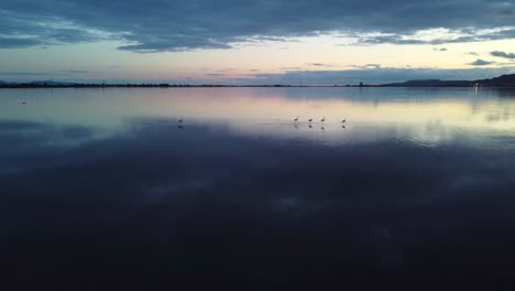 Impresionante-Vista-Del-Reflejo-Del-Agua-De-La-Laguna-De-Sant&#39;antioco-Cerdeña,-Aérea