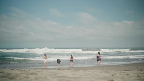 Eine-Gruppe-Von-Mädchen-Fotografiert-Mit-Dem-Mobiltelefon-Die-Meereswellen-Am-La-Union-Beach-Auf-Den-Philippinen