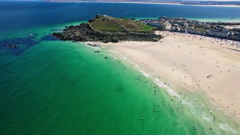 St-Ives-Aguas-Verde-Turquesa-A-Lo-Largo-De-La-Playa-De-Porthmeor-Desde-Un-Dron-Aéreo-Durante-El-Verano