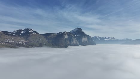 Neblige-Gipfel-über-Dem-Walensee,-Amden,-Schweiz---Antenne