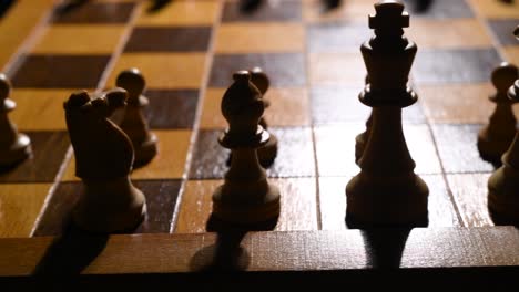Schachfiguren-Auf-Einem-Schachbrett