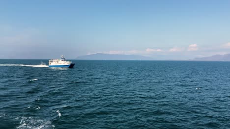 Barco-Navega-Para-Un-Viaje-De-Avistamiento-De-Ballenas-Cerca-De-La-Costa-De-Islandia