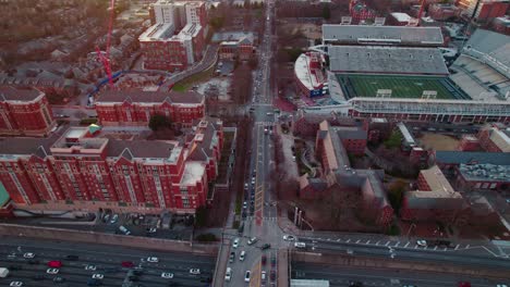 Vista-Aérea-Que-Muestra-El-Oeste-De-Atlanta,-Georgia,-Con-El-Emblemático-Edificio-De-Coca-Cola-Y-Un-Estadio-Deportivo.