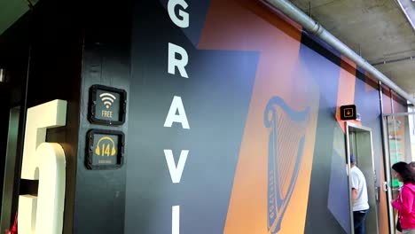 Menge-Der-Guinness-Storehouse-Besucher,-Die-Den-Lift-In-Der-Gravity-Bar-Nehmen
