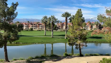 Palm-Springs-Resort-De-Golf-De-Lujo-Rodeado-De-Montañas-En-Un-Día-Soleado-En-California,-EE.UU.