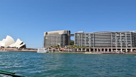 Vista-Del-Puerto-De-Sydney,-Con-La-Emblemática-ópera-Ubicada-A-Lo-Largo-De-Sus-Orillas.