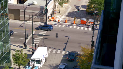 Kreuzung-Mit-Straßenarbeiten-Im-West-Loop,-Chicago,-Mit-Angehaltenem-Und-Durch-Ampeln-Geregeltem-Verkehr