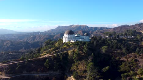 Drohnenaufnahme-Des-Griffith-Observatory-Mit-Dem-Hollywood-Sign-Im-Hintergrund