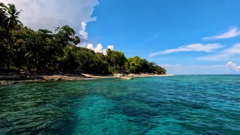 Hermosa-Vista-Panorámica-De-Una-Remota-Isla-Tropical-Con-Barcos-De-Pesca-Y-Aguas-Turquesas-Del-Océano-En-El-Popular-Destino-De-Buceo-De-La-Isla-De-Atauro-En-Timor-Oriental,-Sudeste-Asiático