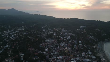 Luftaufnahme-Von-Sayulita-Riviera-Nayarit-Puerto-Vallarta-Bei-Sonnenuntergang-Reise-Urlaubsziel-Pazifischer-Ozean-Meer-Und-Berge-Landschaft-Mexiko-Mexikanische-Drohne