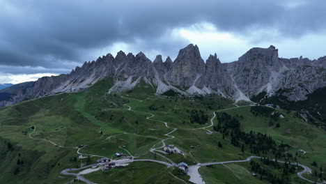 The-Dolomites-mountains-with-cloudy-weather-in-summer-season,-Italy