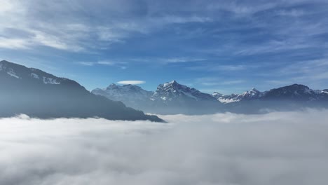 Majestad-Alpina:-Los-Picos-Nevados-Dominan-Los-Valles-Brumosos-En-Los-Alpes-Suizos