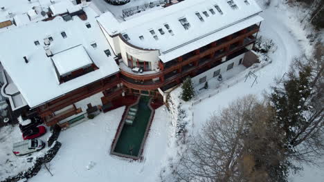 Hotels-Umgeben-Von-Schneebedeckten-Alpenpanoramen