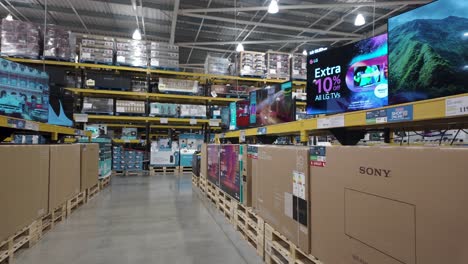 Selección-De-Televisores-Grandes-En-Caja-En-Costco-En-Hayes,-Londres