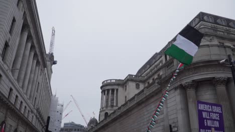 Nahaufnahme-Einer-Großen-Palästinensischen-Flagge,-Die-In-Den-Straßen-Londons-Weht