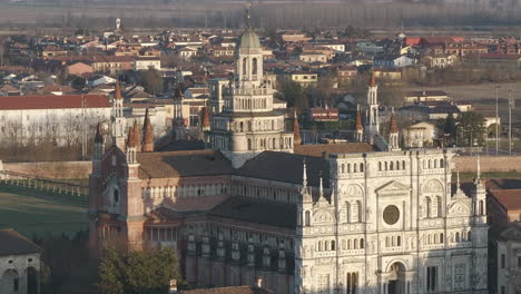 Toma-Aérea-De-La-Catedral-Certosa-Di-Pavía,-Un-Complejo-Monumental-Histórico-Que-Incluye-Un-Monasterio-Y-Un-Santuario.