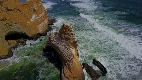 La-Catedral-Rock-Von-Oben-Nach-Unten-Geschossen-Mit-Schwenk-Nach-Oben-Entlang-Der-Küste-Von-Peru