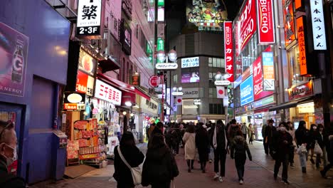 POV-Caminando-Por-El-Centro-Gai-En-Tokio,-Shibuya-Por-La-Noche