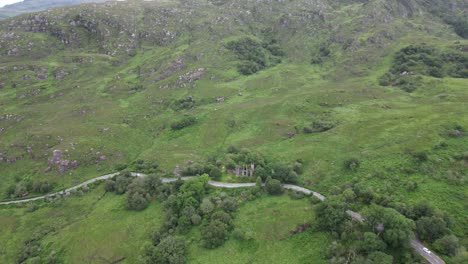 Ladies-View-In-Irland-Mit-Grünen-Landschaften-Und-Einem-Historischen-Bauwerk,-Tagsüber,-Luftaufnahme
