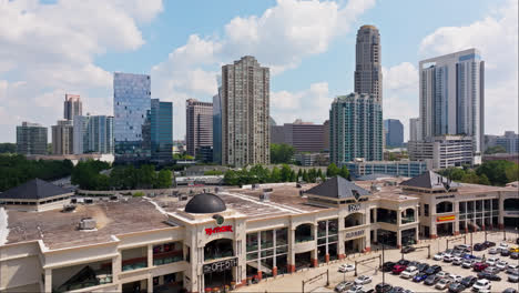 Shopping-Center-with-parking-cars-in-front-of-Skyline-in-Atlanta-City