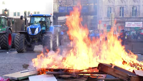 Los-Agricultores-Protestaban-Durante-La-Cumbre-De-La-UE-Frente-Al-Parlamento-Europeo-En-La-Plaza-De-Luxemburgo---Bruselas,-Bélgica