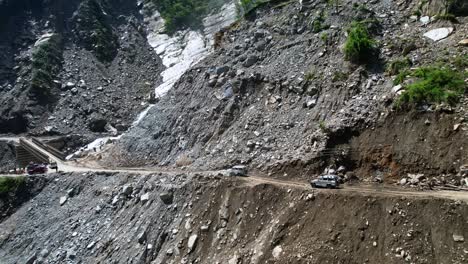 Geländewagen-Fahren-Auf-Steilen,-Schmalen,-Unbefestigten-Bergstraßen-Vorbei-An-Den-Rupūse-Wasserfällen-In-Zentralnepal---Luftaufnahme