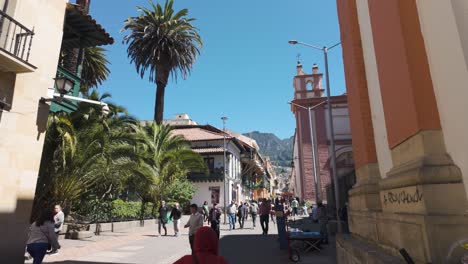 Die-Menschen-Laufen-Durch-Die-Altstadt-Der-Hauptstadt-Bogota-In-Kolumbien,-Einem-Touristenziel