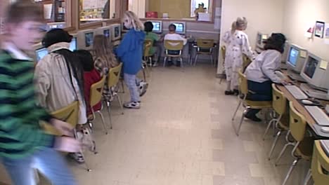 Niños-De-La-Escuela-De-Los-Años-80-En-Computadoras-En-Clase