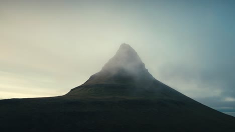 Magnífica-Antena-De-Drones-De-Un-único-Pico-Montañoso-Verde-Con-Nubosidad-Nublada
