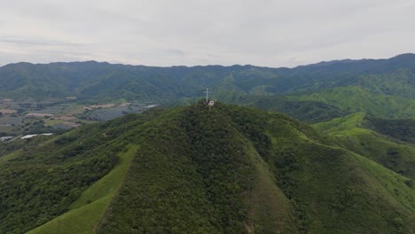 Monumento-De-Cruz-De-Metal-Desde-El-Cerro-De-La-Cruz-En-Tecalitlán-Rodeado-De-Montañas-Verdes-Y-Cielo-Despejado