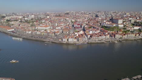 órbita-Aérea-Sobre-El-Río-Duero-Con-Un-Impresionante-Panorama-De-Porto