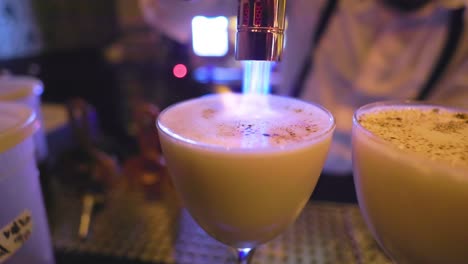 Un-Barman-Negro-Está-Usando-Un-Soplete-Para-Prender-Fuego-A-Las-Bebidas-En-Un-Bar-De-Propiedad-Negra-En-La-Ciudad