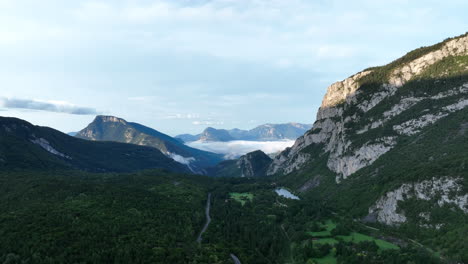 Straße,-Die-Durch-Die-Dolomiten-Nach-Molveno-Führt,-Luftaufnahme