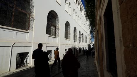 Silhouetten-Von-Menschen-Im-Schatten-Einer-Muslimischen-Moschee-Machen-Platz-Zum-Gebet