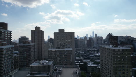 Cautivante-Toma-De-Elevación-Que-Muestra-El-Ascenso-De-Los-Impresionantes-Edificios-De-La-Ciudad-De-Nueva-York,-Desde-El-Enérgico-Centro-De-La-Ciudad-Hasta-El-Bullicioso-Horizonte-Del-Centro.