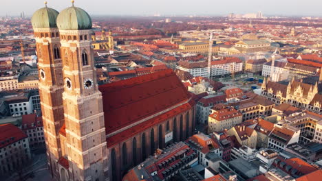 La-Toma-Aérea-De-Un-Dron-Captura-La-Icónica-Catedral-Frauenkirche-En-Munich,-Alemania