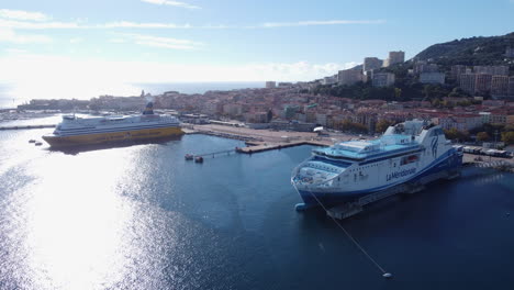 Passagierfähren-Legten-Im-Hafen-Von-Ajaccio-Auf-Der-Französischen-Insel-Korsika-In-Frankreich-An