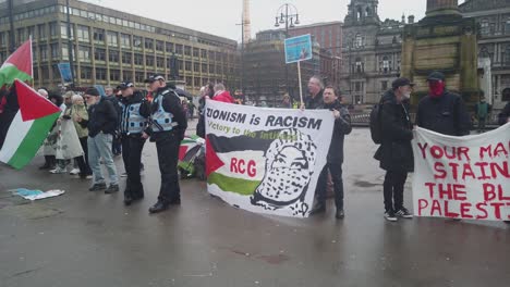 Ein-Pro-palästinensischer-Gegenprotest-Im-Verregneten-Glasgow