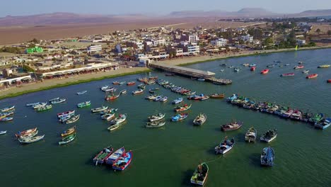 Fischerboote-In-Der-Bucht-Von-Paracas-In-Peru-Entlang-Der-Strandstadt-El-Chaco