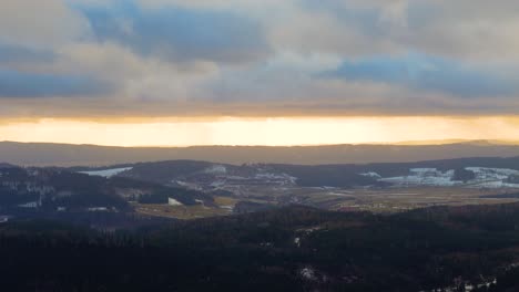 Dramatischer-Sonnenuntergang-über-Wald-Und-Bergen-In-Polen