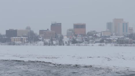 Río-Knik-Arm-Congelado-Y-La-Ciudad-De-Anchorage-De-Alaska,-EE.UU.-En-Un-Día-Nevado