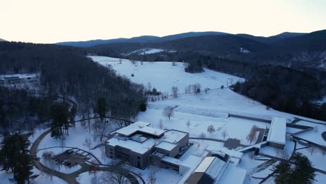 Aufsteigender-Blick-Auf-Museum-Und-Hügel-In-Einer-Winterlandschaft-Inmitten-Einer-Waldkulisse-Mit-Luxuriöser,-Bewundernswerter-Architektur-Und-Einem-Untergehenden-Abendhimmel