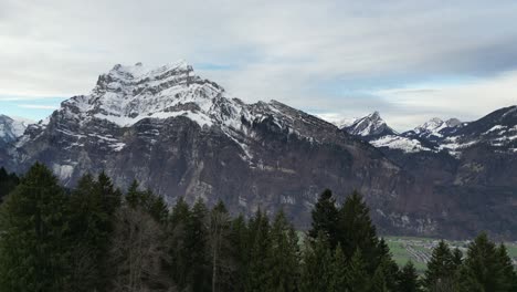 Fronalpstock-Glarus-Suiza-Lenta-Revelación-De-Un-Pueblo-En-El-Valle