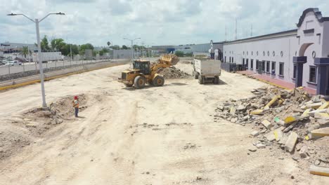 Schuttsammlung-Nach-Dem-Abriss-Mit-Einem-Bulldozer-Und-Einem-Ladewagen