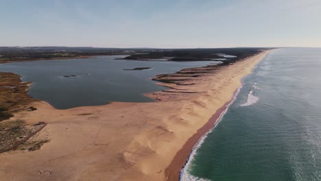 Luftaufnahme-Sandbänke-Zwischen-See-Und-Strand-In-Portugal