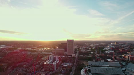Die-Westliche-Region-Von-Atlanta,-Georgia,-USA,-Hebt-Das-Coca-Cola-Gebäude-Vor-Dem-Hintergrund-Der-Stadtlandschaft-Und-Der-Sonnenstrahlen-Hervor